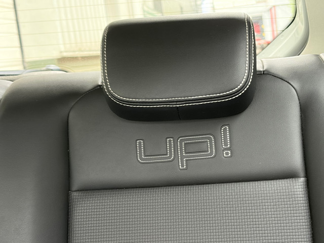 Foto 2 van Volkswagen Up! 1.0 high up! BlueMotion Navi stoelverwarming park sensor airco bluetooth