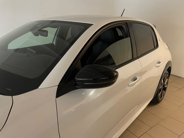 Foto 3 van Peugeot 208 1.2 PureTech GT Pack 130PK AUTOMAAT PARELMOER WIT AIRCO CLIMA NAVI CRUISE KEYLESS APPLE