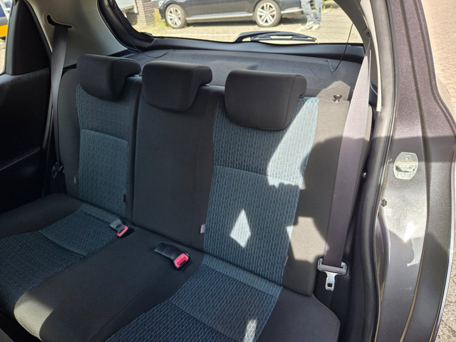 Foto 3 van Toyota Yaris 1.0 VVT-i Aspiration met navigatie
