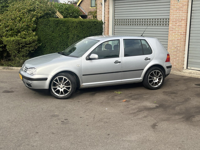 Foto 3 van Volkswagen Golf 1.6-16V Trendline