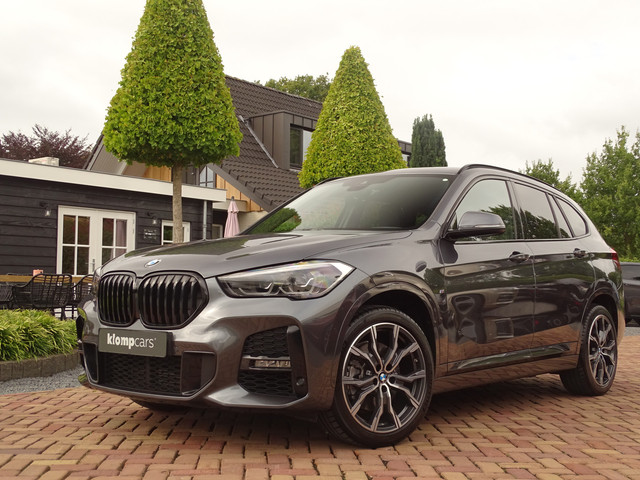 Foto 3 van BMW X1 sDrive20i M-Sport | HUD | Trekhk | Camera | Carplay | 19 inch Unieke kmstand!