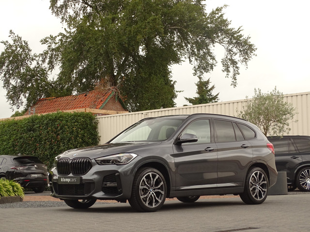 Foto 2 van BMW X1 sDrive20i M-Sport | HUD | Trekhk | Camera | Carplay | 19 inch Unieke kmstand!