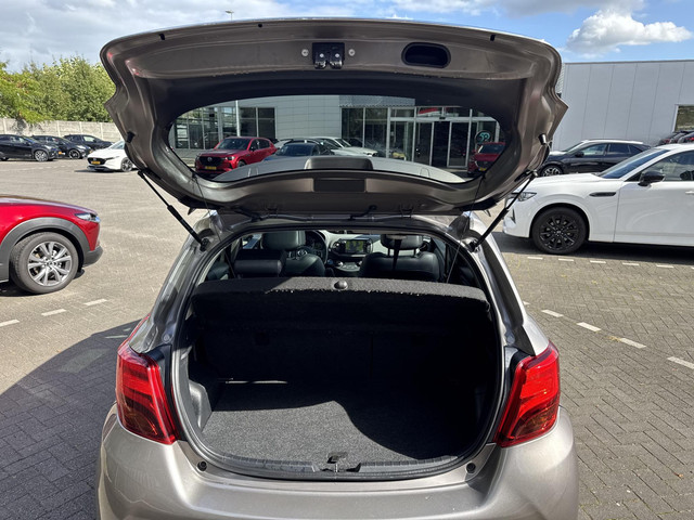 Foto 4 van Toyota Yaris 1.5 Hybrid Dynamic | Navigatie | Achteruitrijcamera | Panoramadak | Trekhaak