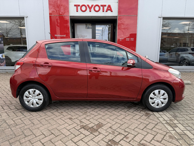 Foto 2 van Toyota Yaris 1.0 VVT-i Now | All-wheather banden | Dealer onderhouden