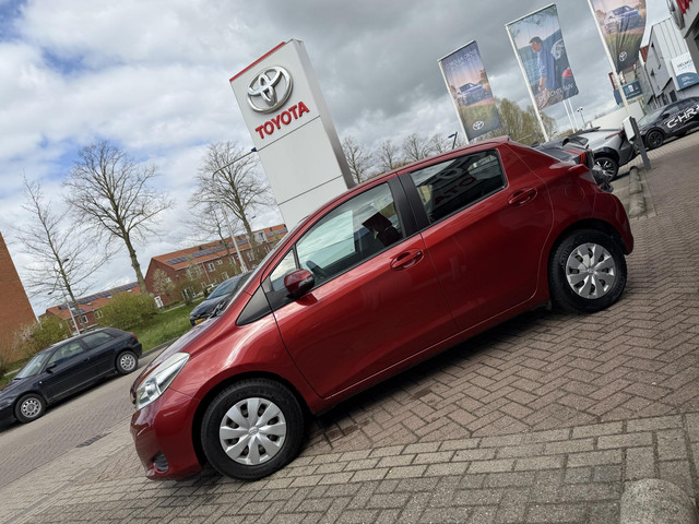 Foto 6 van Toyota Yaris 1.0 VVT-i Now | All-wheather banden | Dealer onderhouden