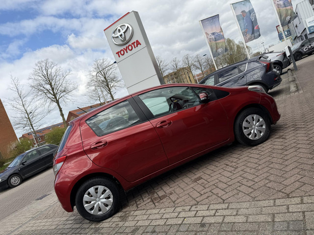 Foto 7 van Toyota Yaris 1.0 VVT-i Now | All-wheather banden | Dealer onderhouden