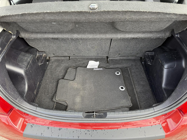 Foto 10 van Toyota Yaris 1.0 VVT-i Now | All-wheather banden | Dealer onderhouden