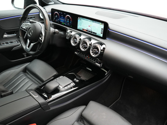 Foto 4 van Mercedes-Benz A-Klasse 250 e Premium PHEV 218pk Dealer O.H | Trekhaak Af Fabriek | Panodak | Adaptiv