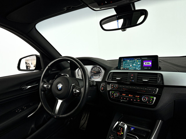 Foto 10 van BMW 1-serie 118i Corporate Lease High Executive | Panoramadak | Park assist | Harman Kardon | Stoelv