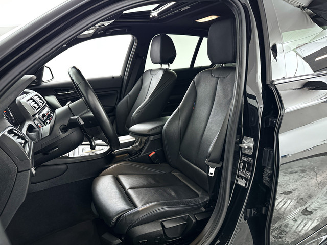 Foto 7 van BMW 1-serie 118i Corporate Lease High Executive | Panoramadak | Park assist | Harman Kardon | Stoelv