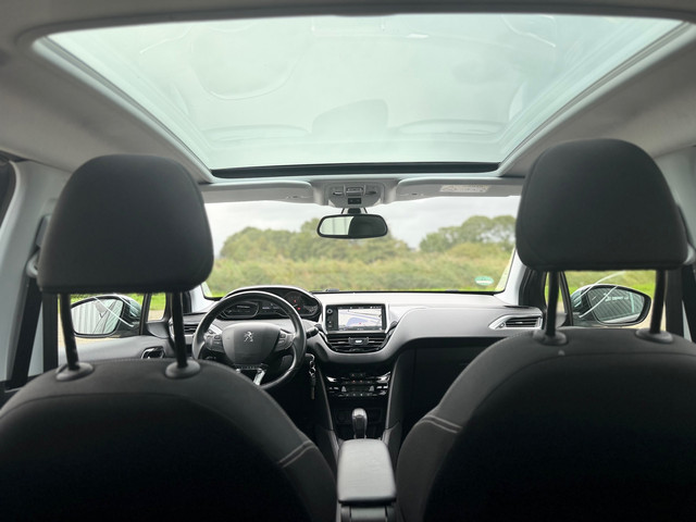 Foto 2 van Peugeot 208 1.2 e-THP 110pk Allure - Gris Platinium - Panoramadak/Carplay/Cruise