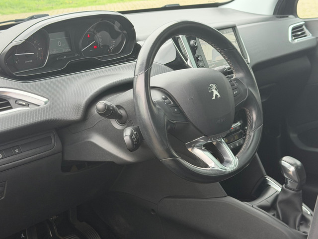 Foto 5 van Peugeot 208 1.2 e-THP 110pk Allure - Gris Platinium - Panoramadak/Carplay/Cruise