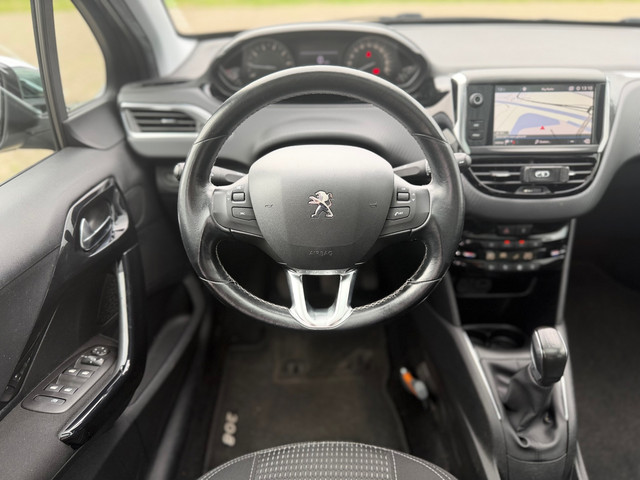 Foto 6 van Peugeot 208 1.2 e-THP 110pk Allure - Gris Platinium - Panoramadak/Carplay/Cruise