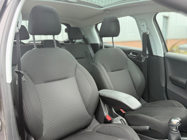 Foto 7 van Peugeot 208 1.2 e-THP 110pk Allure - Gris Platinium - Panoramadak/Carplay/Cruise