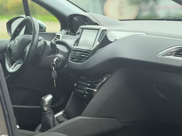 Foto 9 van Peugeot 208 1.2 e-THP 110pk Allure - Gris Platinium - Panoramadak/Carplay/Cruise