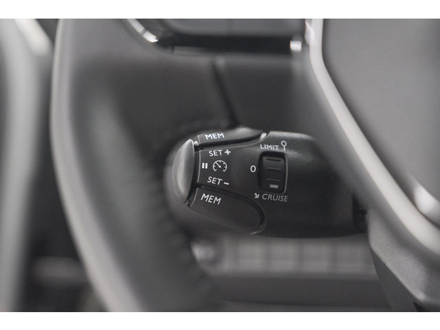 Foto 10 van Peugeot 2008 1.2 Hybrid 145 Allure | Apple Carplay | Climate Control | Parkeersensoren Voor + Achter
