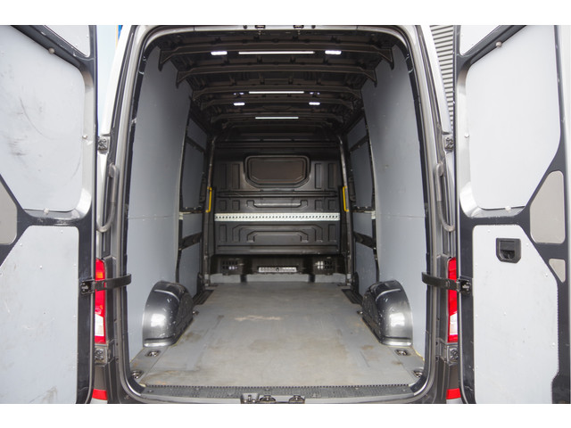 Foto 3 van Volkswagen Crafter 35 2.0 TDI L3H3(L2H2) 177PK AUT. 2X SCHUIFDEUR, STOELVERWARMING, CAMERA, NAVI, CR