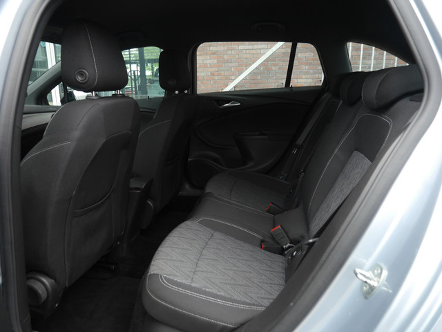 Foto 3 van Opel Astra Sports Tourer 1.2 Edition 2020 130pk | Stoel en stuurverwarming | Trekhaak | Lichtmetalen