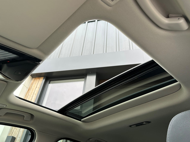 Foto 3 van BMW 3-serie 330i High Executive Automaat | Panoramadak, ACC, Leer, Trekhaak, Apple CarPlay, Stoelver