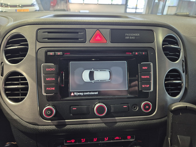 Foto 4 van Volkswagen Tiguan 1.4 TSI Sport&Style Navigatie | Sensoren | Trekhaak | Cruise | Clima