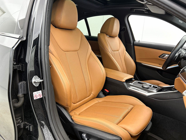 Foto 3 van BMW 3-serie 320i M Sport | Schuifdak | Camera | HeadUp Display | Stoelverwarming | Memory Stoelen