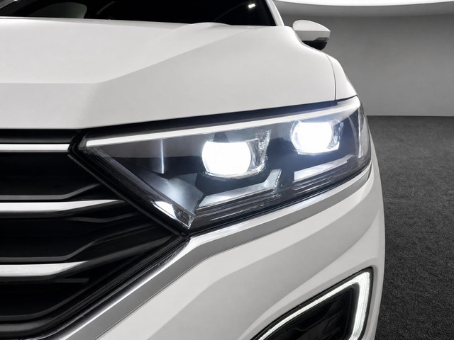 Foto 4 van Volkswagen T-Roc 1.5 TSI 150pk DSG Sport · Camera · Trekhaak · Navigatie · Stoelverwarming · 18'' In