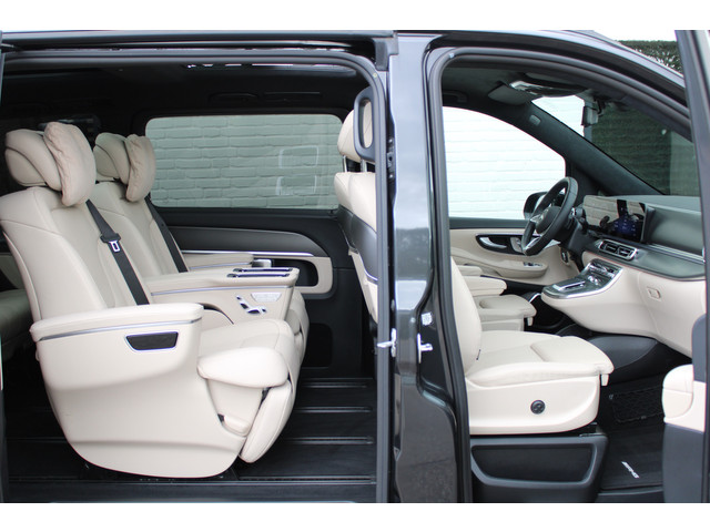 Foto 9 van Mercedes-Benz V-Klasse 300d / AMG / Exclusive / 4-Matic / 7-Pers / Pano / Luchtv / Elec Stoel voor+a