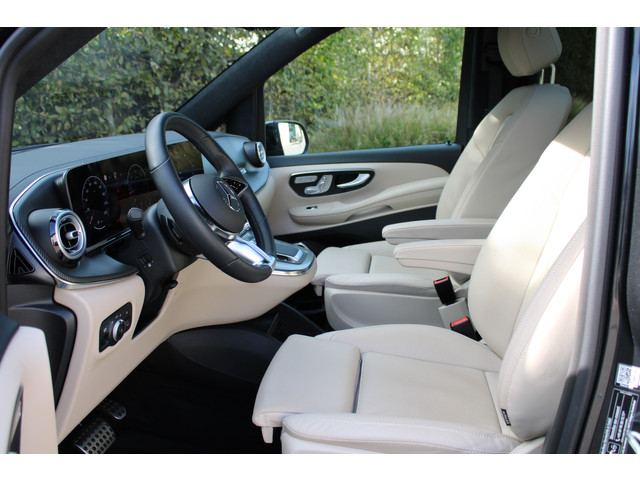 Foto 5 van Mercedes-Benz V-Klasse 300d / AMG / Exclusive / 4-Matic / 7-Pers / Pano / Luchtv / Elec Stoel voor+a