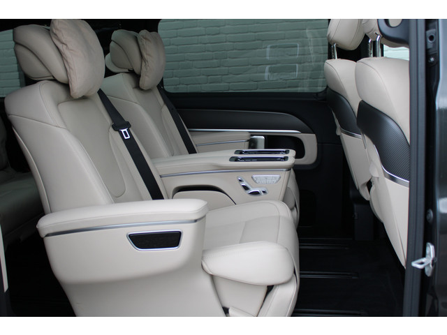 Foto 4 van Mercedes-Benz V-Klasse 300d / AMG / Exclusive / 4-Matic / 7-Pers / Pano / Luchtv / Elec Stoel voor+a
