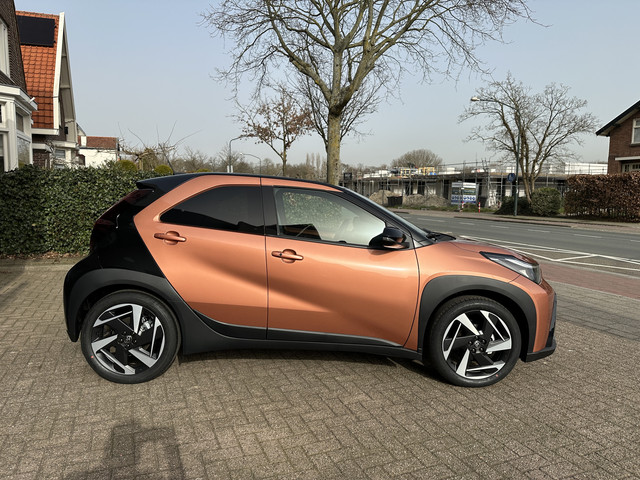 Toyota Aygo X Hybrid 115 envy stoelverwarming / keyless start / parkeersensoren voor + achter / Navi