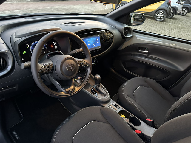 Foto 7 van Toyota Aygo X Hybrid 115 pulse stoelverwarming / keyless start / parkeersensoren voor + achter / Nav