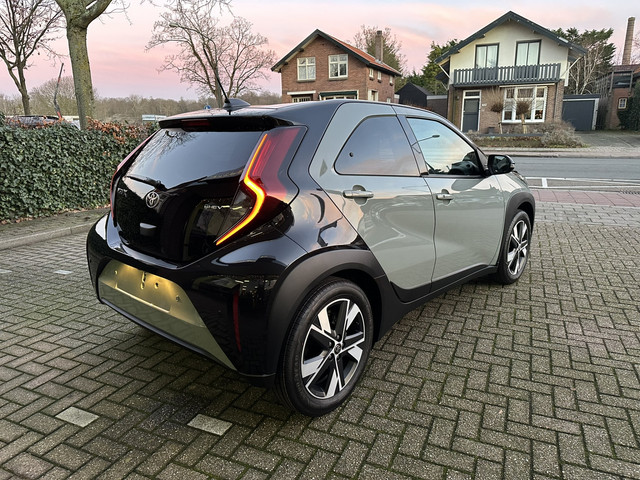 Toyota Aygo X Hybrid 115 pulse stoelverwarming / keyless start / parkeersensoren voor + achter / Nav