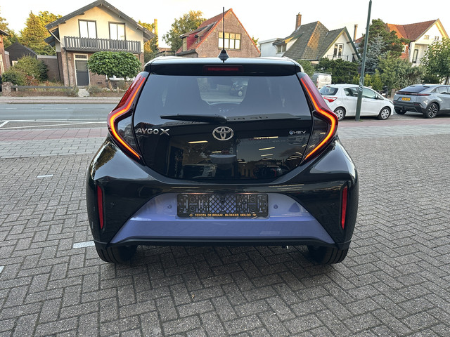 Foto 9 van Toyota Aygo X Hybrid 115 pulse stoelverwarming / keyless start / parkeersensoren voor + achter / Nav