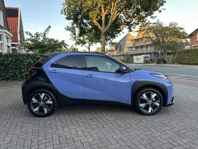 Toyota Aygo X Hybrid 115 pulse stoelverwarming / keyless start / parkeersensoren voor + achter / Nav