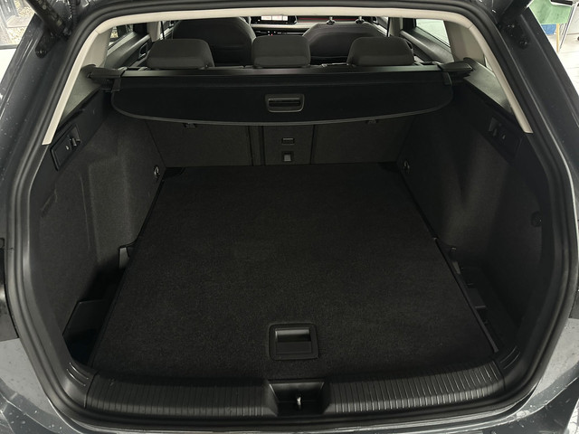 Foto 8 van Volkswagen Golf Variant 1.0 eTSI Life | Automaat | Adaptive Cruise | Navi | LMV | PDC | LED | Climat