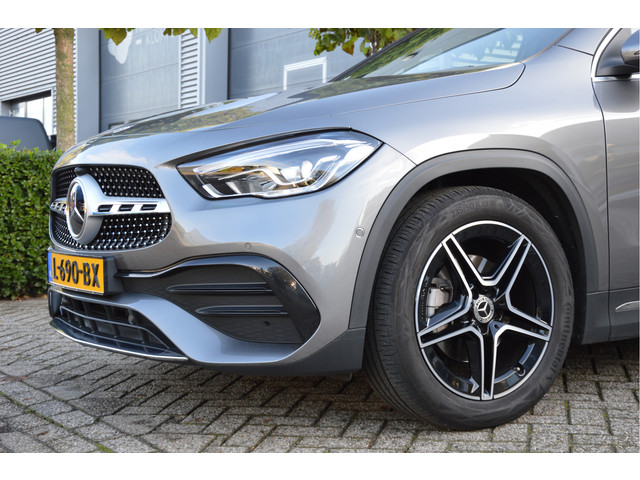 Foto 6 van Mercedes-Benz GLA 200 AMG Line PANORAMADAK | DISTRONIC | SFEERVERLICHTING | TREKHAAK | CAMERA | DAB