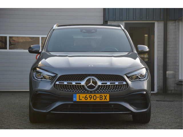 Foto 4 van Mercedes-Benz GLA 200 AMG Line PANORAMADAK | DISTRONIC | SFEERVERLICHTING | TREKHAAK | CAMERA | DAB