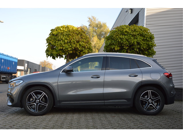 Foto 3 van Mercedes-Benz GLA 200 AMG Line PANORAMADAK | DISTRONIC | SFEERVERLICHTING | TREKHAAK | CAMERA | DAB