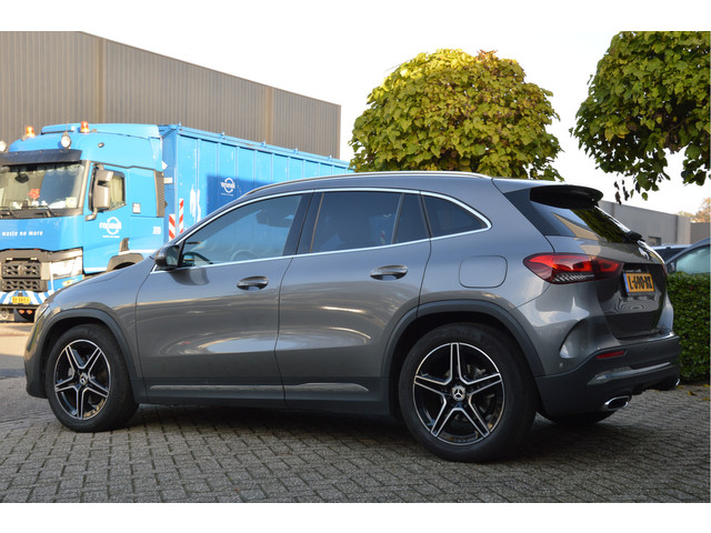 Mercedes-Benz GLA 200 AMG Line PANORAMADAK | DISTRONIC | SFEERVERLICHTING | TREKHAAK | CAMERA | DAB