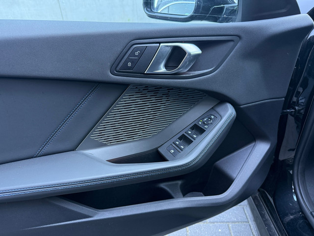 Foto 5 van BMW 1-serie 120 M Sport Design Edition 2025 BOMVOL Opties - Duits Schadevoertuig