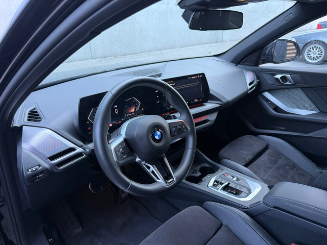 Foto 3 van BMW 1-serie 120 M Sport Design Edition 2025 BOMVOL Opties - Duits Schadevoertuig