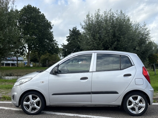 Foto 2 van Hyundai I10 1.1 Pure 5-Drs Stuurbekrachtiging Audio-CD/MP3 LMV 15" Colorpakket ABS Multimedia Dealer