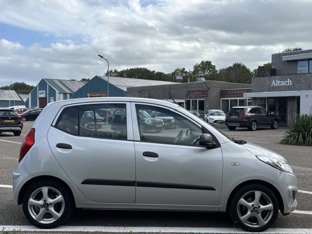 Foto 7 van Hyundai I10 1.1 Pure 5-Drs Stuurbekrachtiging Audio-CD/MP3 LMV 15" Colorpakket ABS Multimedia Dealer