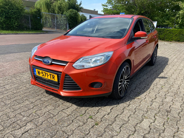 Foto 3 van Ford Focus Wagon 1.6 TI-VCT Titanium WATERSCHADE!!!