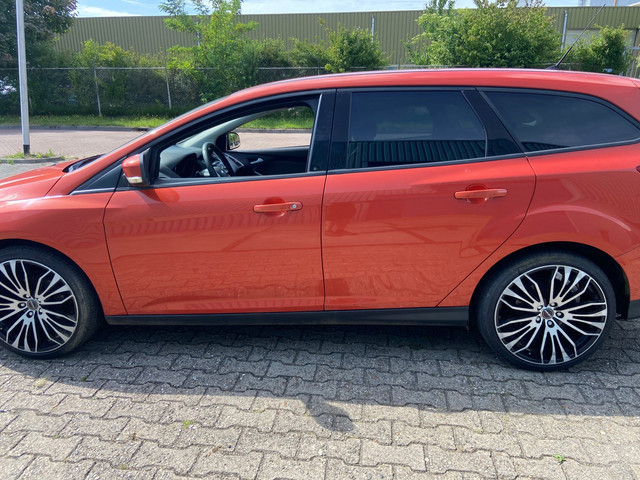 Foto 5 van Ford Focus Wagon 1.6 TI-VCT Titanium WATERSCHADE!!!
