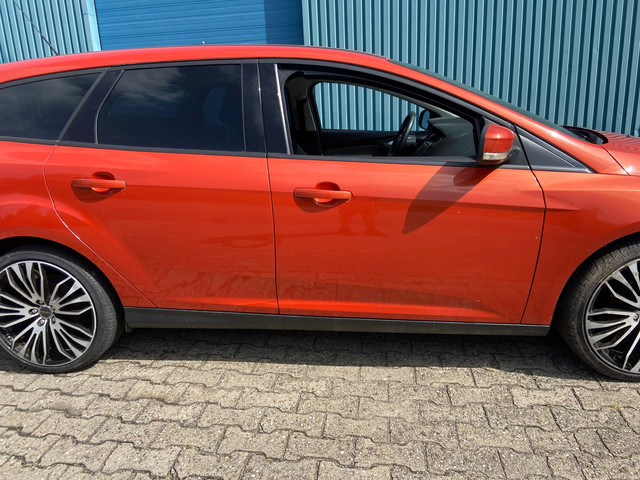 Foto 9 van Ford Focus Wagon 1.6 TI-VCT Titanium WATERSCHADE!!!