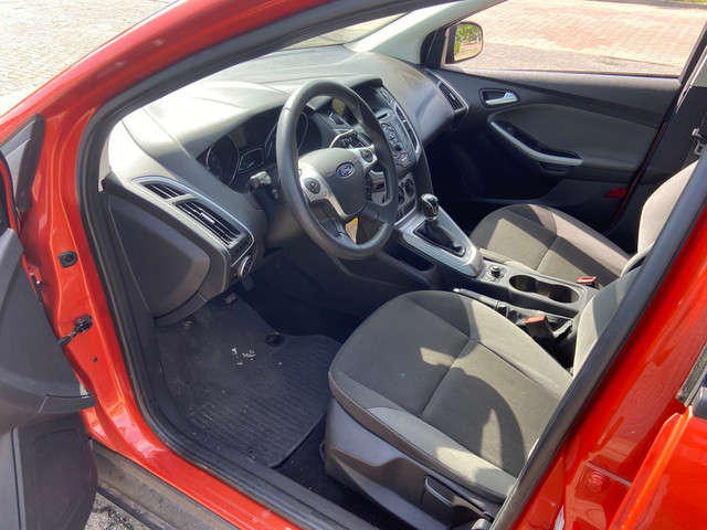 Foto 2 van Ford Focus Wagon 1.6 TI-VCT Titanium WATERSCHADE!!!