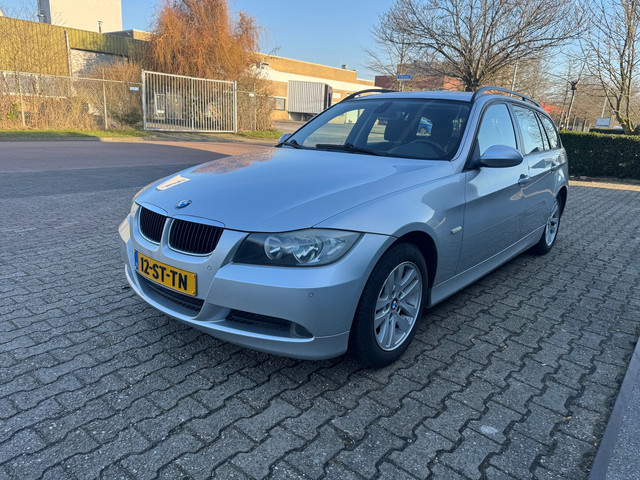 Foto 3 van BMW 3-serie Touring 320i High Executive