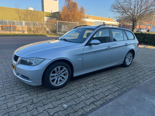 Foto 4 van BMW 3-serie Touring 320i High Executive