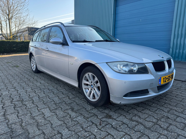 Foto 10 van BMW 3-serie Touring 320i High Executive